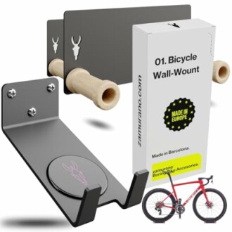 Fietshouder voor wandmontage met fietsaccessoires