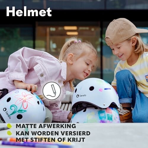 Kinderen versieren helmen met krijtstiften.