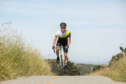 Fietser op een rustige weg.