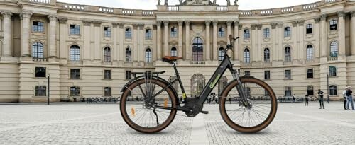 Elektrische fiets op stadsplein voor historisch gebouw.