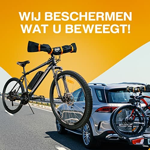 Fiets bevestigd aan een auto met beschermhoes