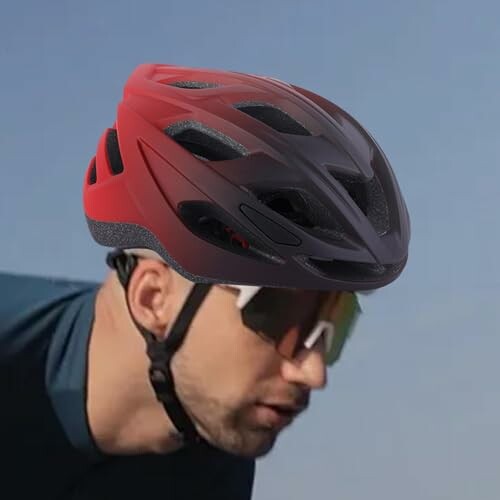 Fietser met rode helm en zonnebril