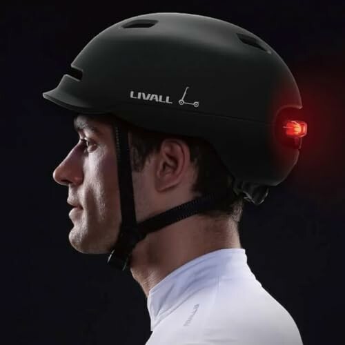 Fietser met Livall slimme helm met verlichting