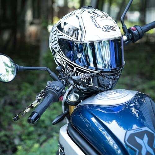 Motorhelm op motorfiets