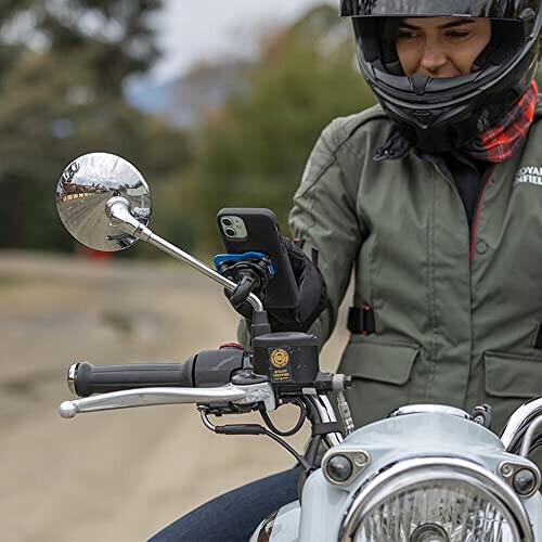 Motorrijder met telefoonhouder op stuur