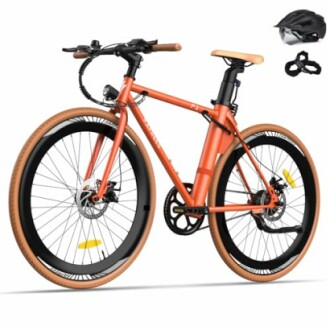 Oranje fiets met helm en slot.