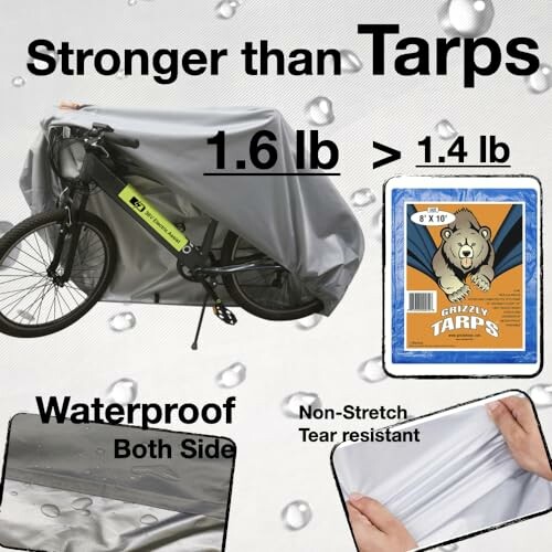 Fiets bedekt met sterke, waterdichte tarp