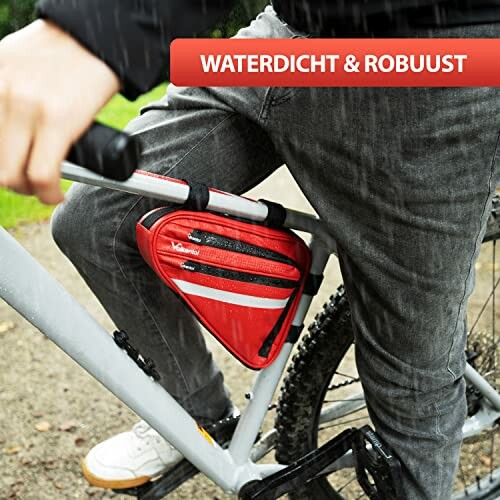 Rode waterdichte fietstas bevestigd aan fiets.