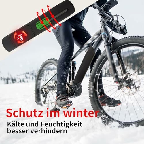 Fietser op besneeuwd pad met bescherming tegen kou en vocht.